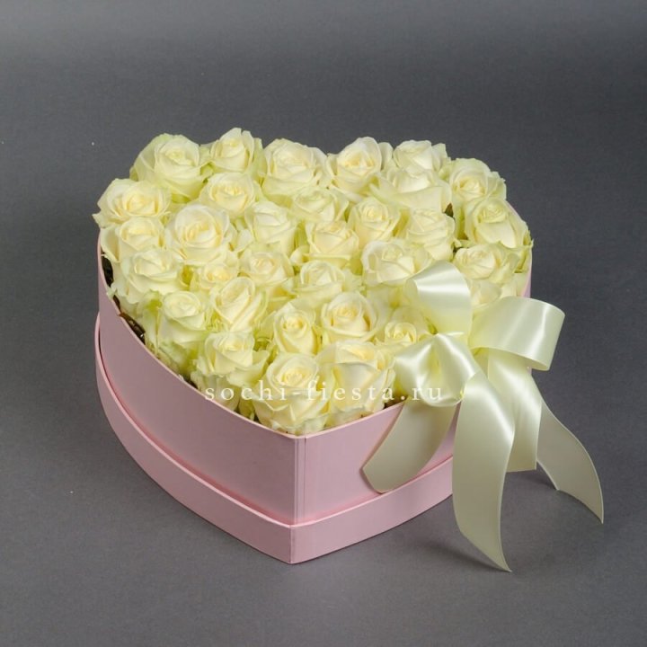 35 белых роз в коробке "Сердце" в Шахтах