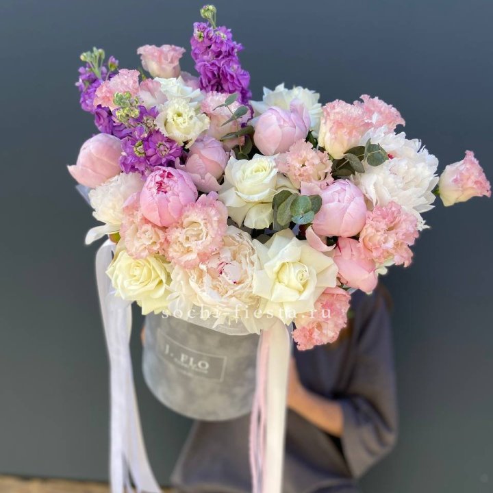 Дизайнерский цилиндр с пионами "Ривьера" в Шахтах