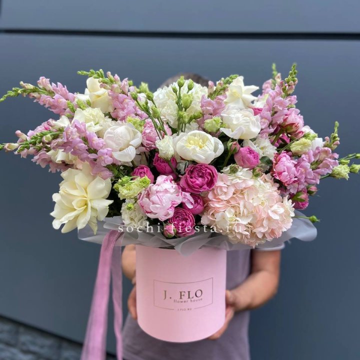 Дизайнерский цилиндр с пионами "Саманта" в Шахтах