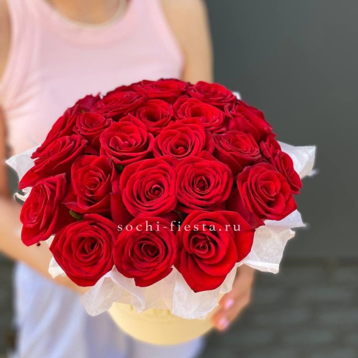 Красные розы в цилиндре в Шахтах