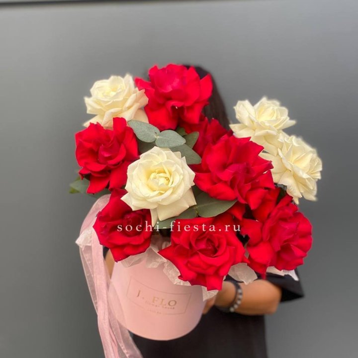 13 Французских роз в боксе в Шахтах
