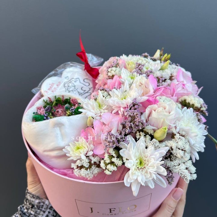 Цветы и свеча в коробке в Шахтах