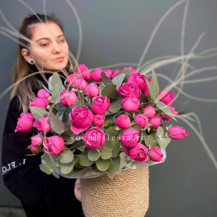 Пионовидные розы Мисти Бабблс в джутовом кашпо в Шахтах