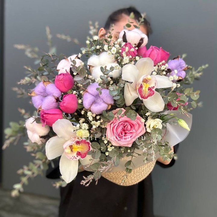 Орхидея и розы в джутовом кашпо в Шахтах