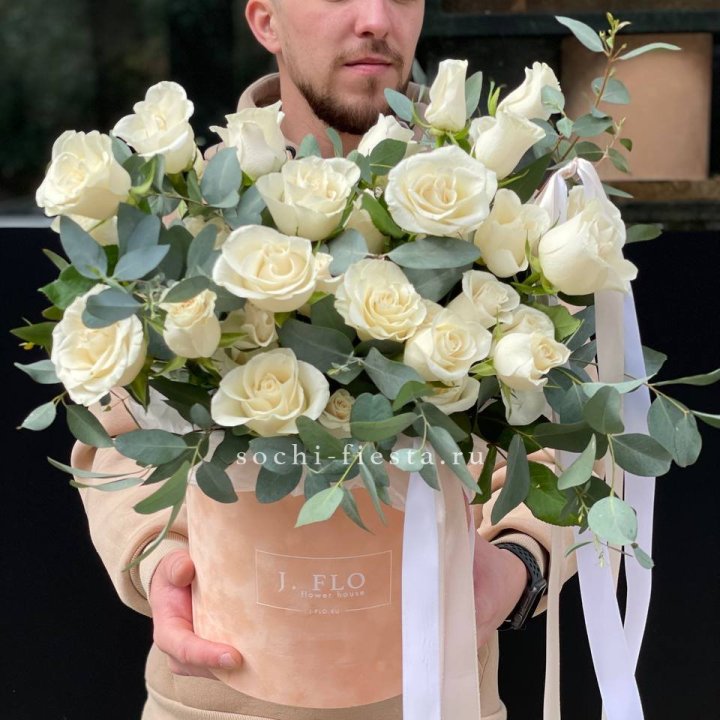 41 белая роз в бархатном боксе в Шахтах