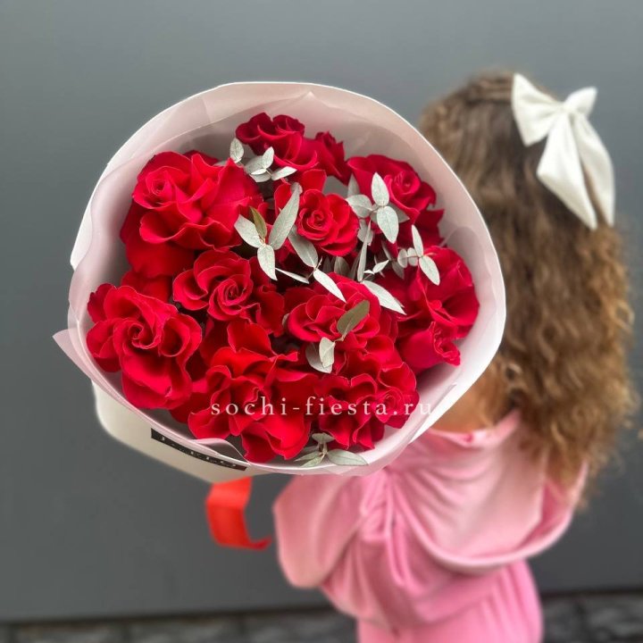 11 Красных французских роз с доставкой в Шахтах