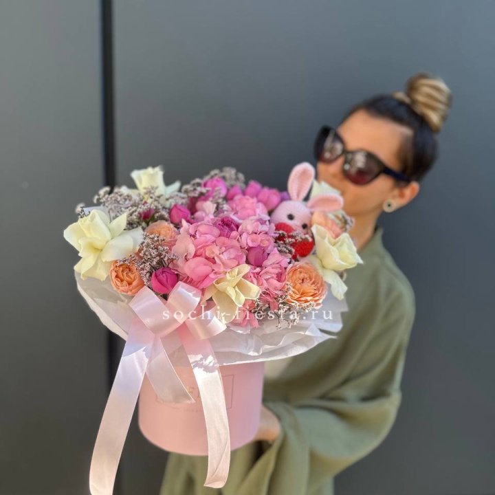 Дизайнерский цилиндр с игрушкой "Лола" в Шахтах