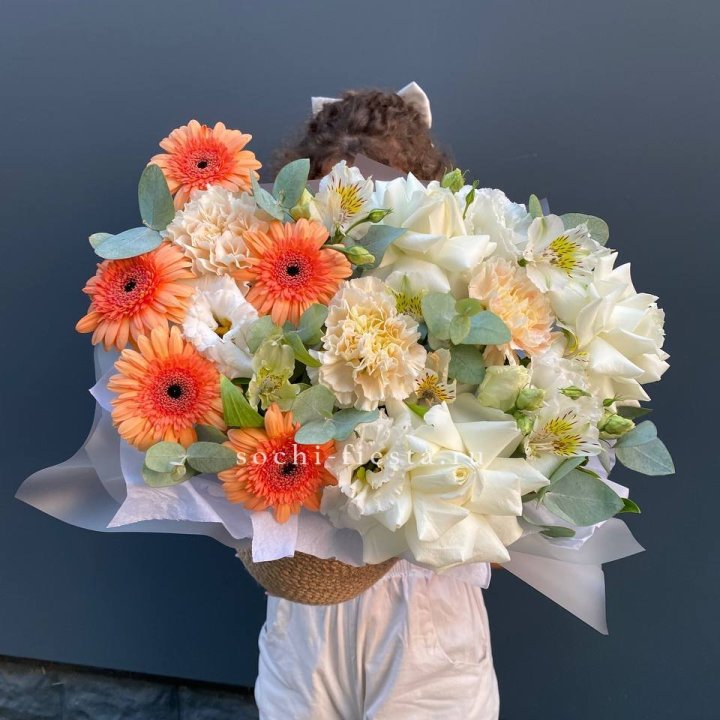 Розы и герберы в джутовом кашпо "Георгино" в Шахтах