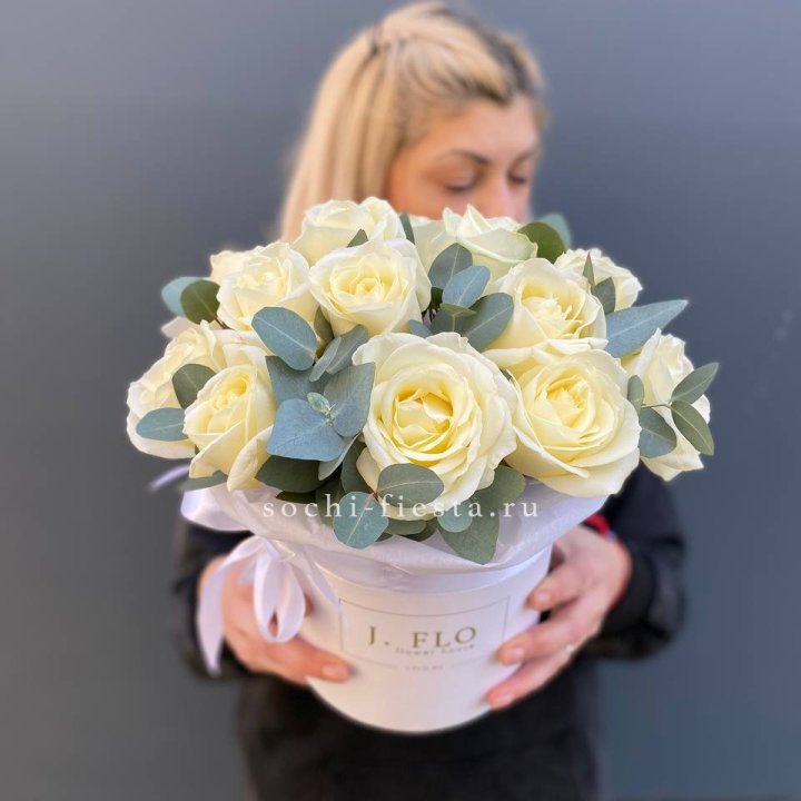 15 белых роз в боксе в Шахтах