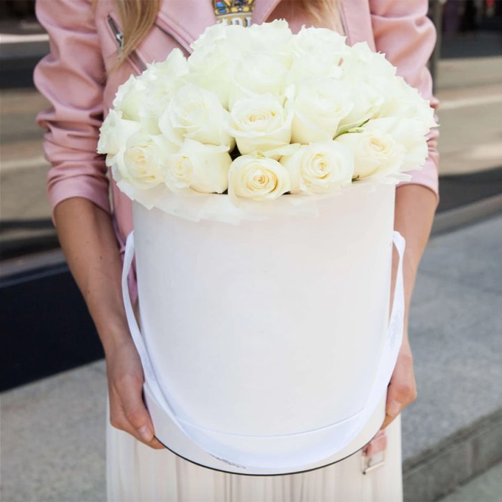 35 белых роз в цилиндре в Шахтах