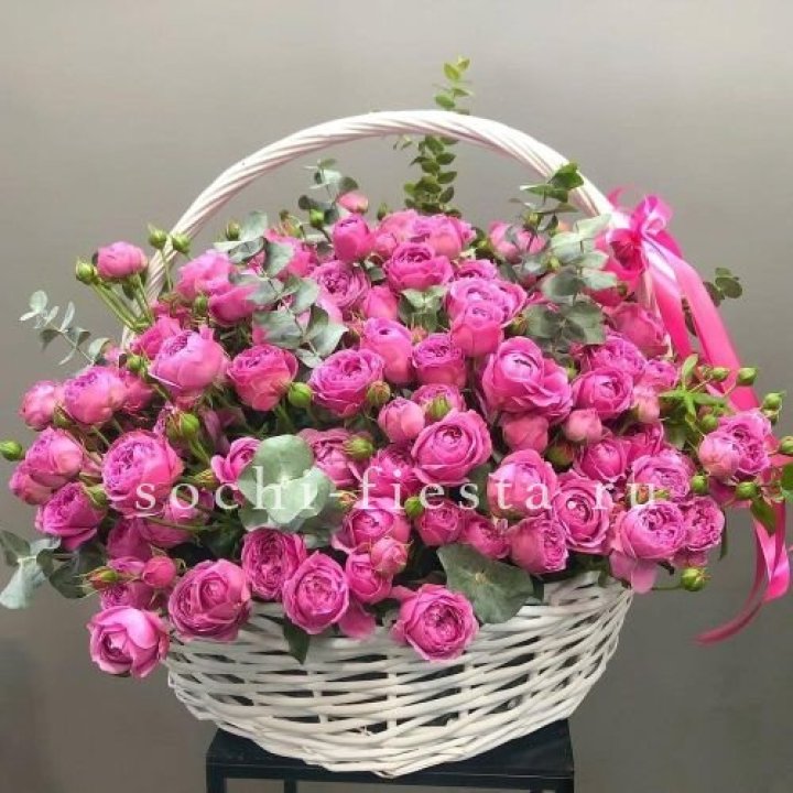 65 пионовидных кустовых роз в корзине в Шахтах