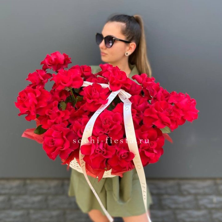 Красные французские розы в корзине в Шахтах