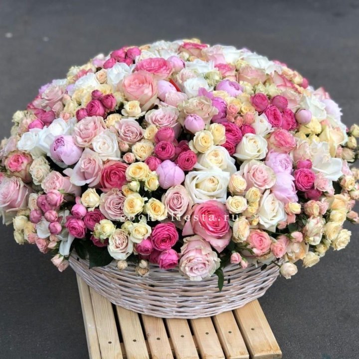 Цветочная корзина из пионов и пионовидных роз "Юниверсити" в Шахтах
