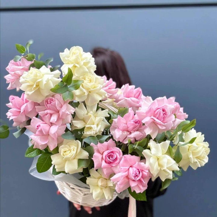 25 Французских роз в корзине в Шахтах