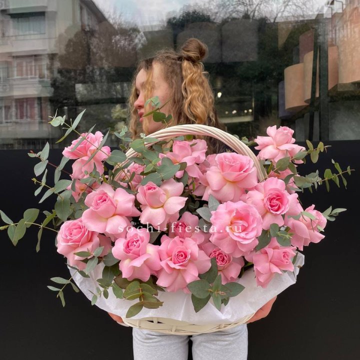25 роз в цветочной корзине  в Шахтах