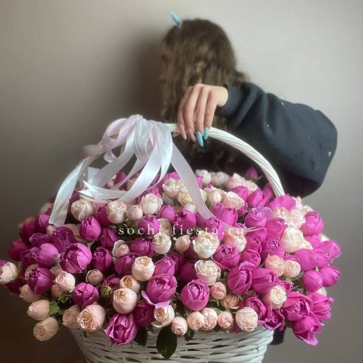 Премиум корзина пионовидных кустовых роз в Шахтах