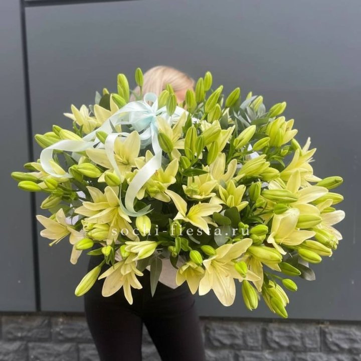 Лилии в корзине в Шахтах