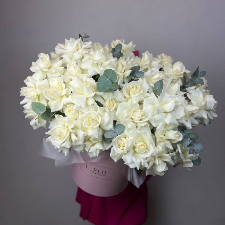 37 белых роз в боксе в Шахтах