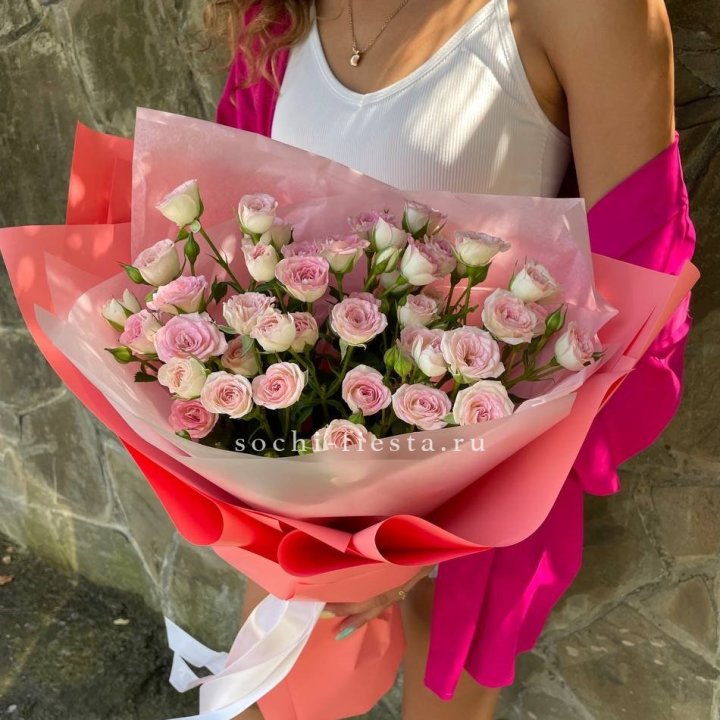 Розовые кустовые розы в Шахтах