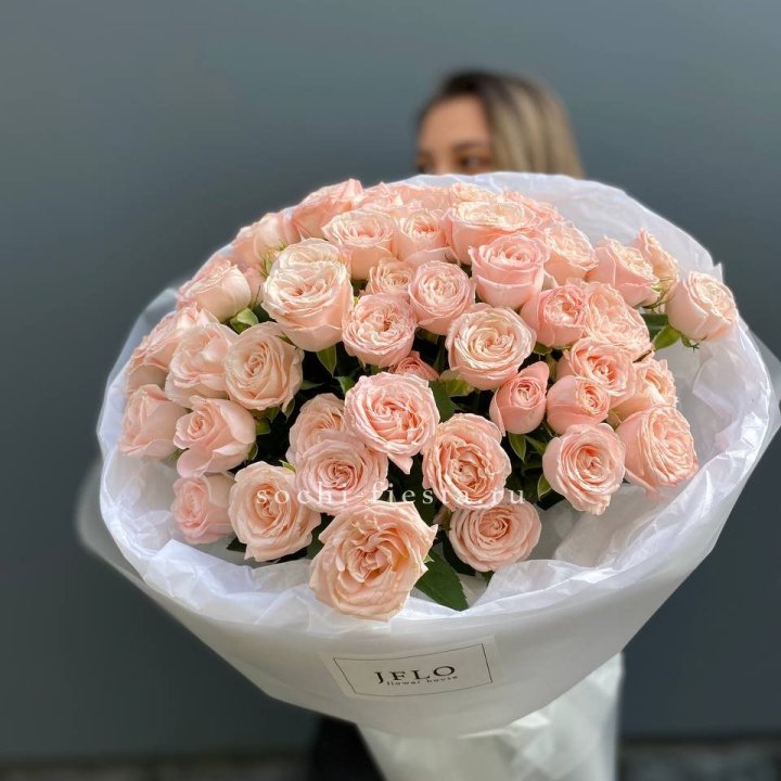 Букет кустовых роз Бомбастик с доставкой в Шахтах