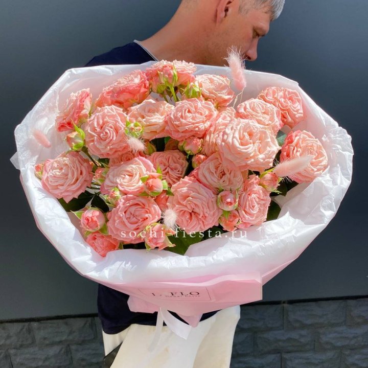 Пионовидные розы Мадам Бомбастик в Шахтах