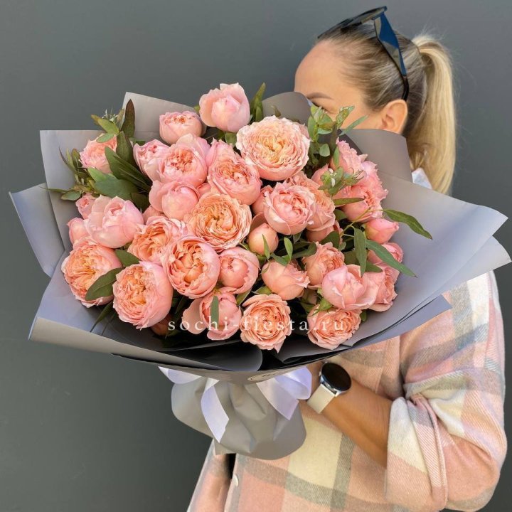 Букет с пионовидными розами "Пивайн" в Шахтах