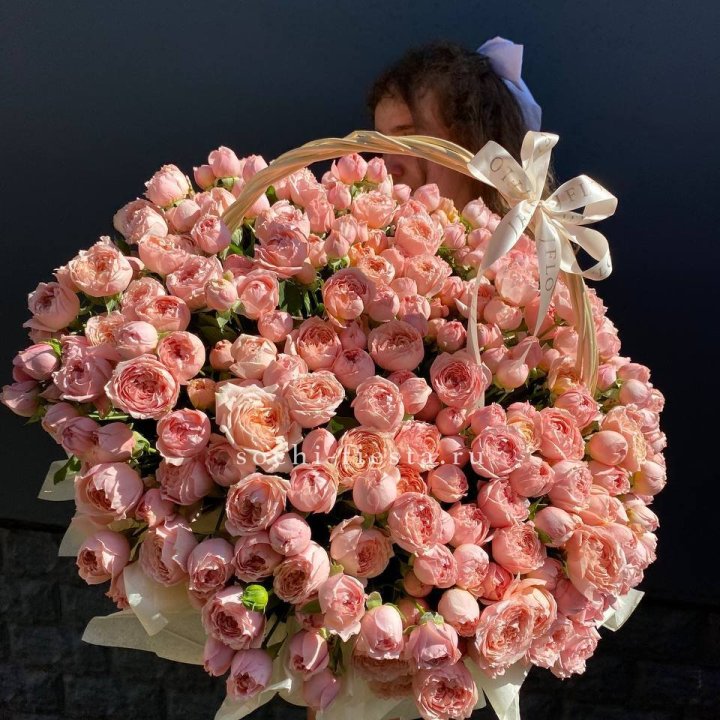 Корзина из пионовидных роз в Шахтах