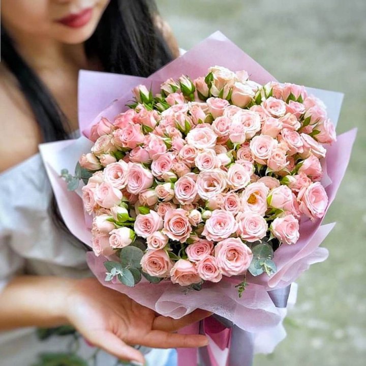 Кустовые розы с эвкалиптом в Шахтах