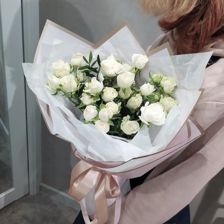 Белоснежные кустовые розы в Шахтах