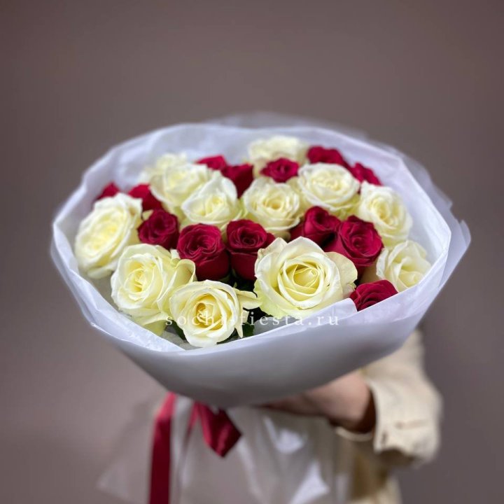 Букет их красных и белых 25 роз в Шахтах