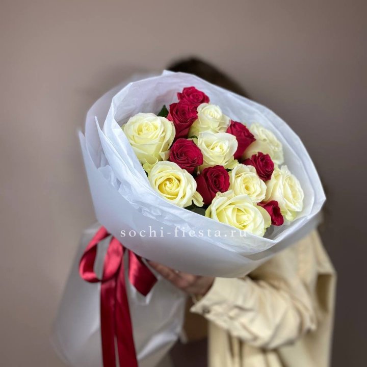 Букет из красных белых 15 роз в Шахтах
