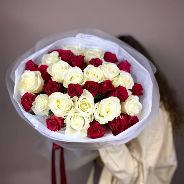Букет из красных белых 35 роз в Шахтах