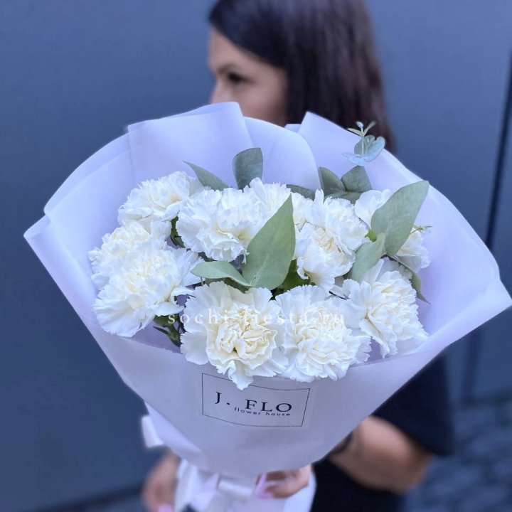 Букет белых диантусов с эвкалиптом в Шахтах