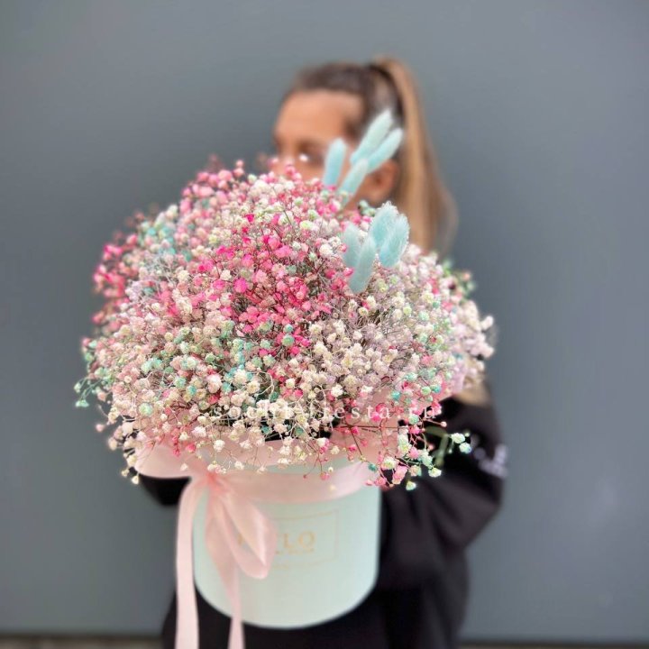 9 Радужных гипсофилы в шляпной коробке в Шахтах