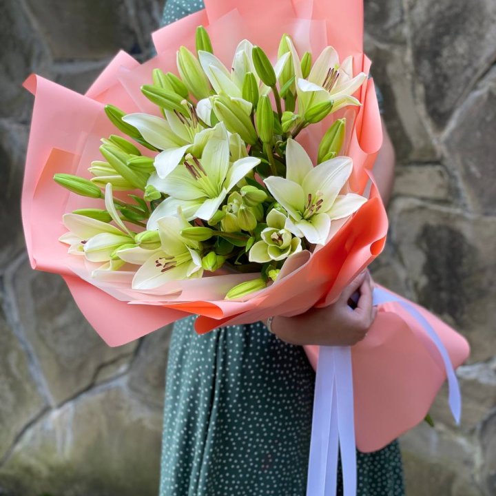 Букет из 7 белых лилий в Шахтах