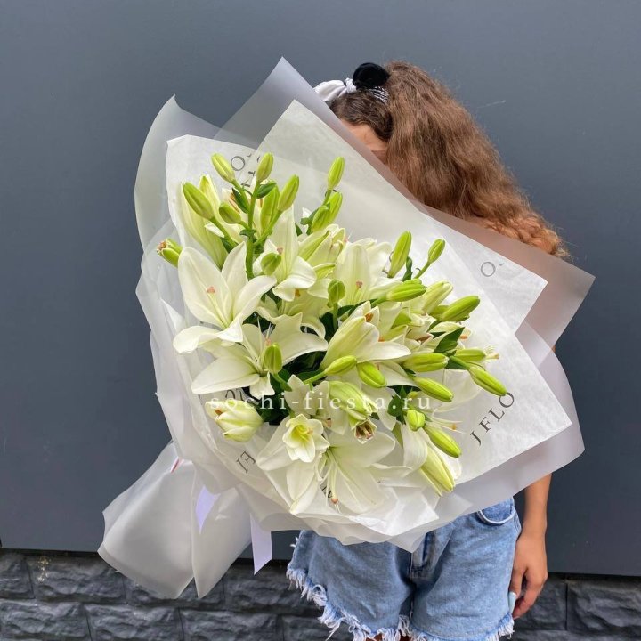Букет  лилий "Воздушный"  с доставкой в Шахтах
