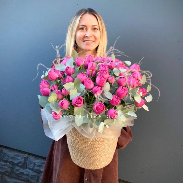 Пионовидные розы  в джутовом кашпо  в Шахтах