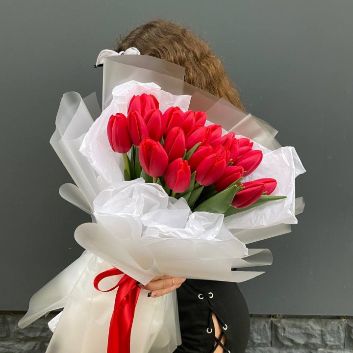  25 красных воздушных тюльпанов в Шахтах