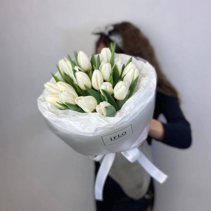  19 белых воздушных тюльпанов в Шахтах