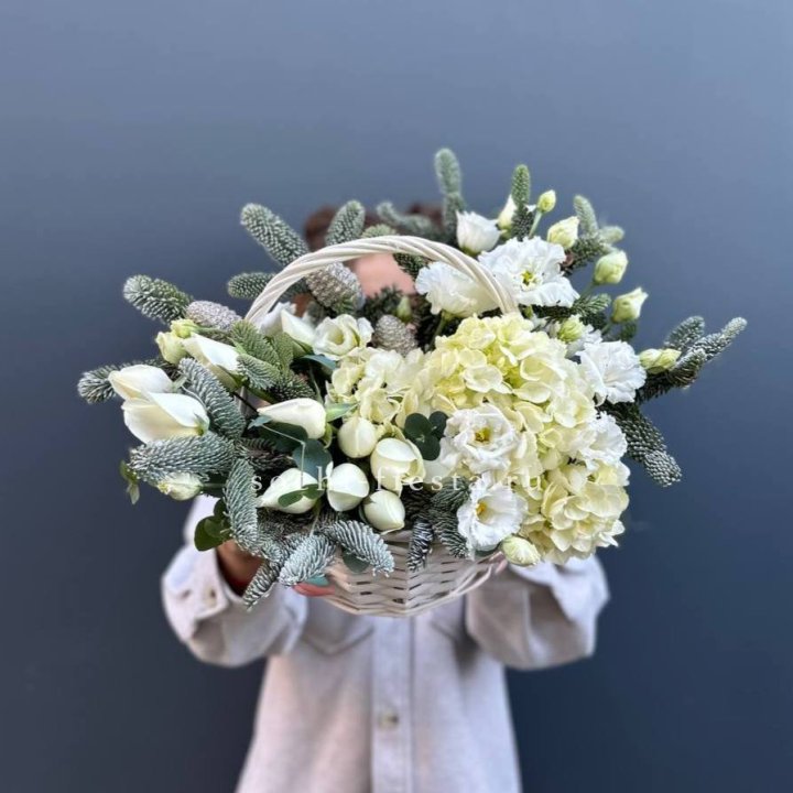 Новогодняя корзина с цветами в Шахтах