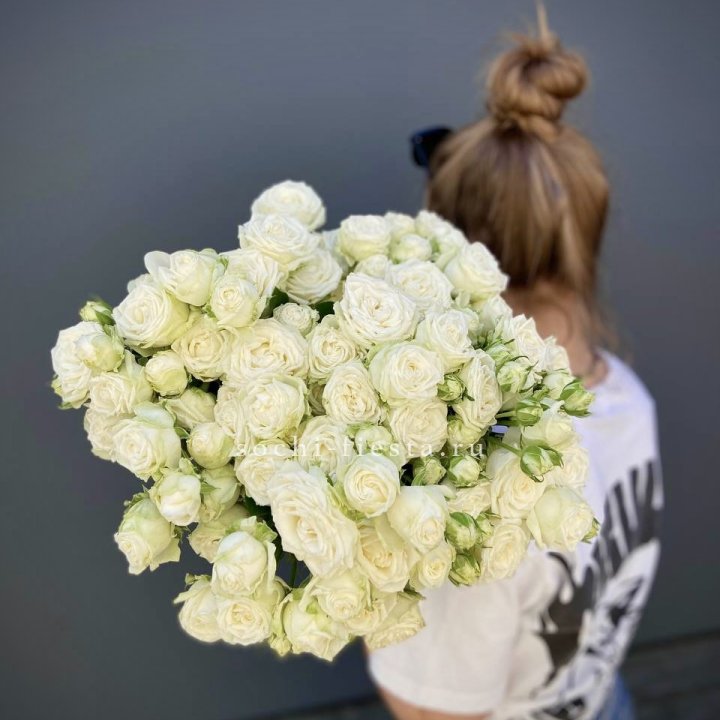 Охапка кустовых роз бомбастик  в Шахтах