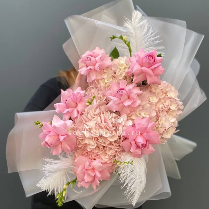  Букет  из гортензий и розовых роз в Шахтах