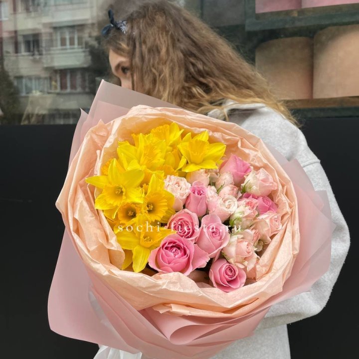 Букет роз и нарциссов в Шахтах
