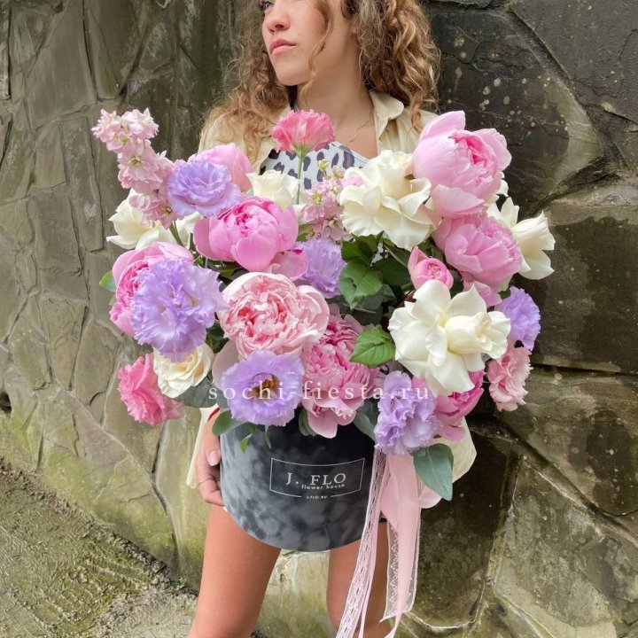 Дизайнерский цилиндр с пионами в Шахтах