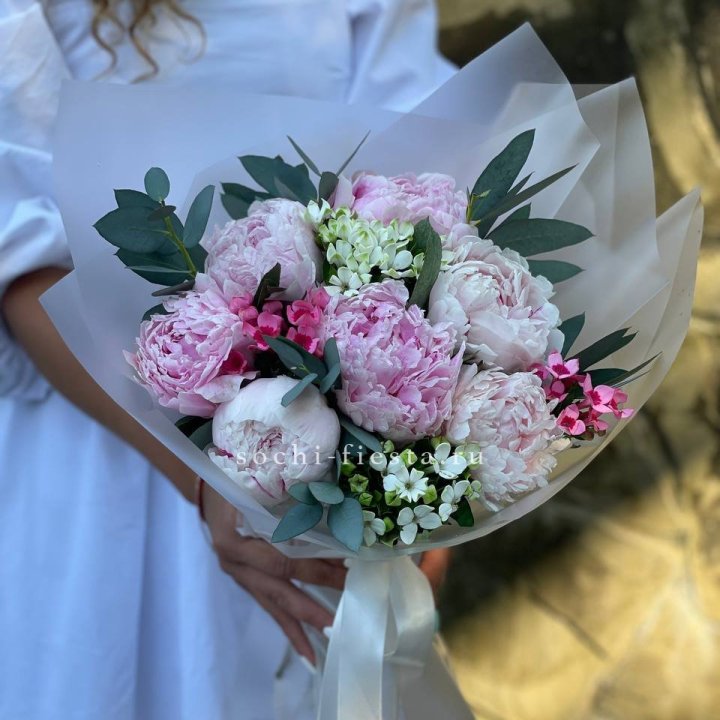 7 зефирных пионов с эвкалиптом в Шахтах