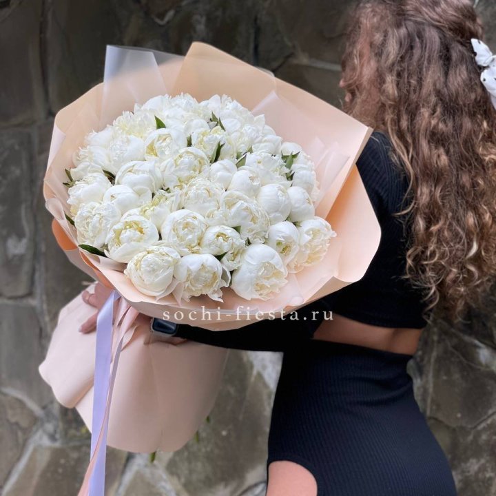 35 белых пион в Шахтах