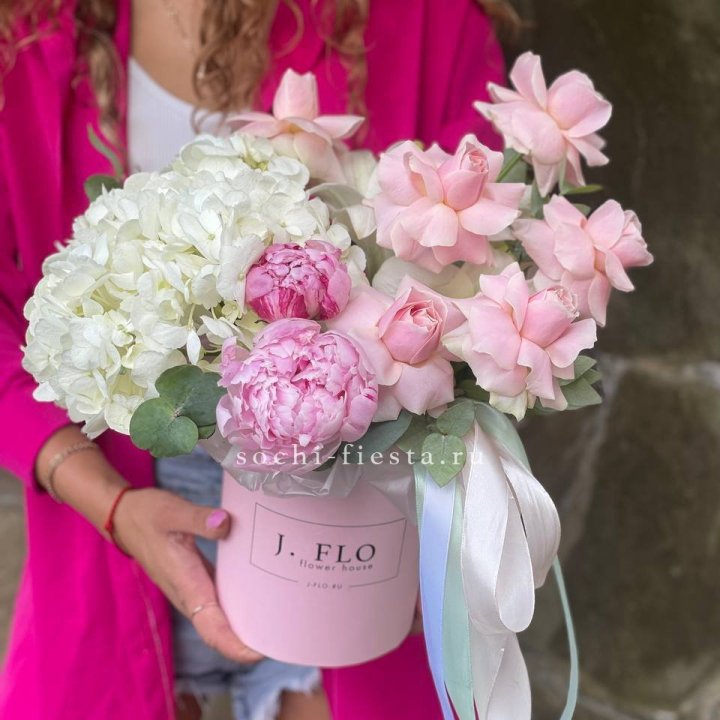 Цилиндр с пионами "Алисия" в Шахтах