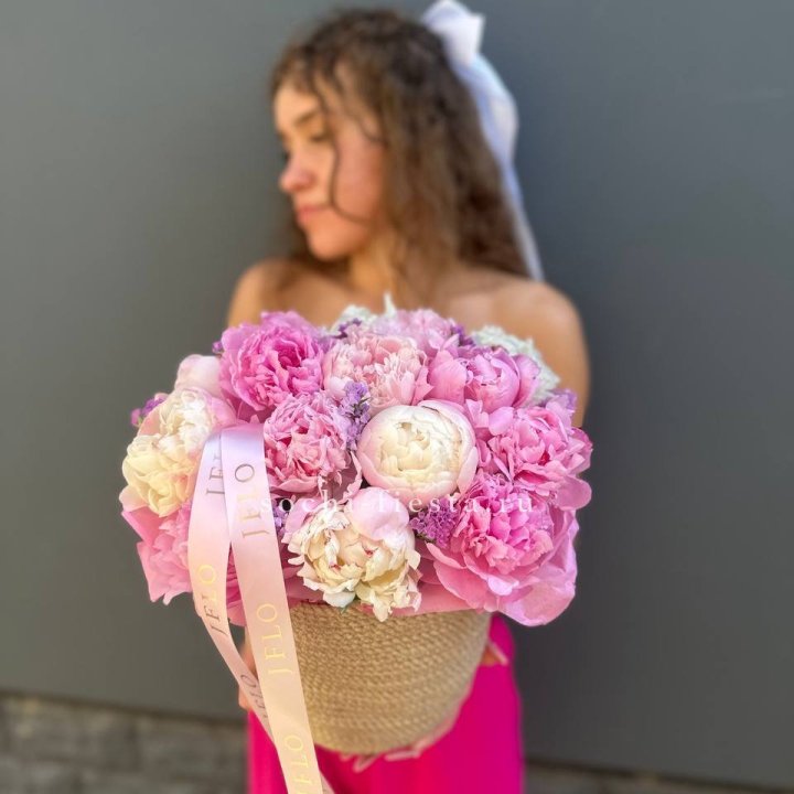 15 пионов в джутовом кашпо в Шахтах