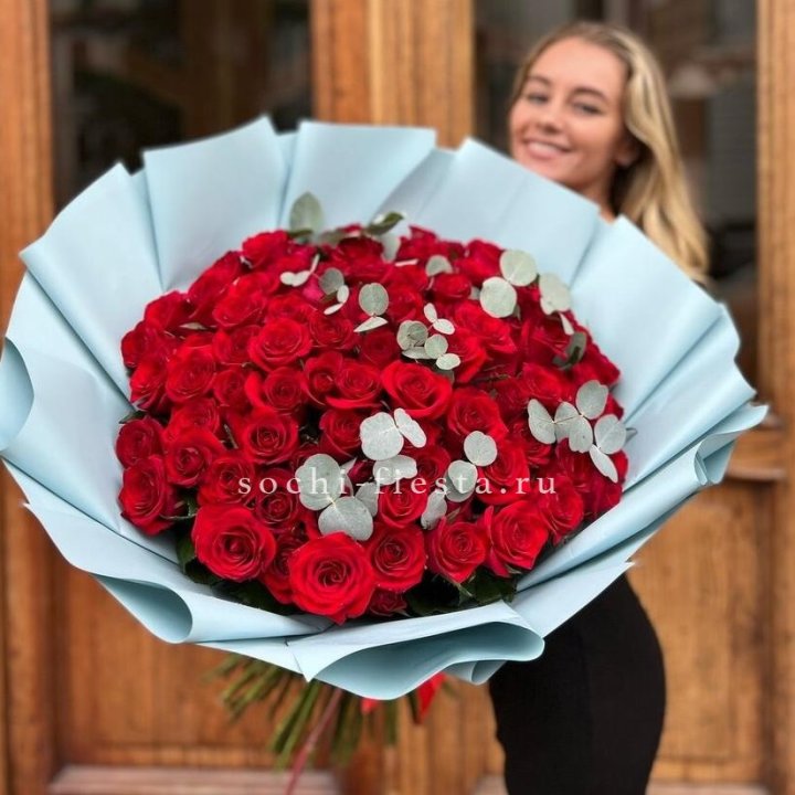 101 красная роза с эвкалиптом в Шахтах