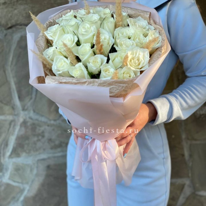 25 белых роз с сухоцветами в Шахтах